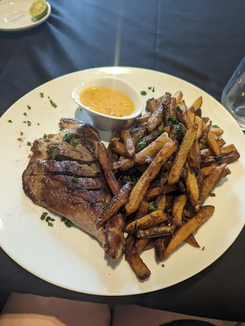 La Plancha, entrecôte grillée servie avec frites maison croustillantes et sauce