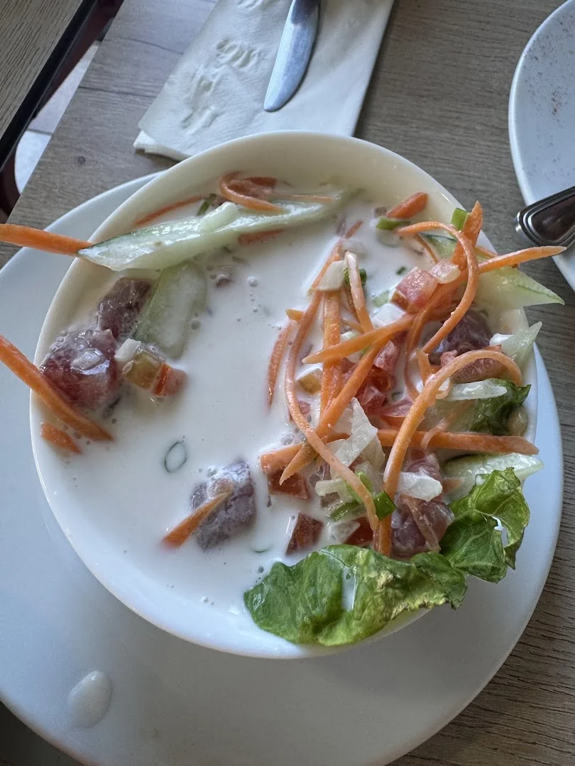 La Plancha, poisson cru de thon rouge au lait de coco, citron vert et légumes croquants